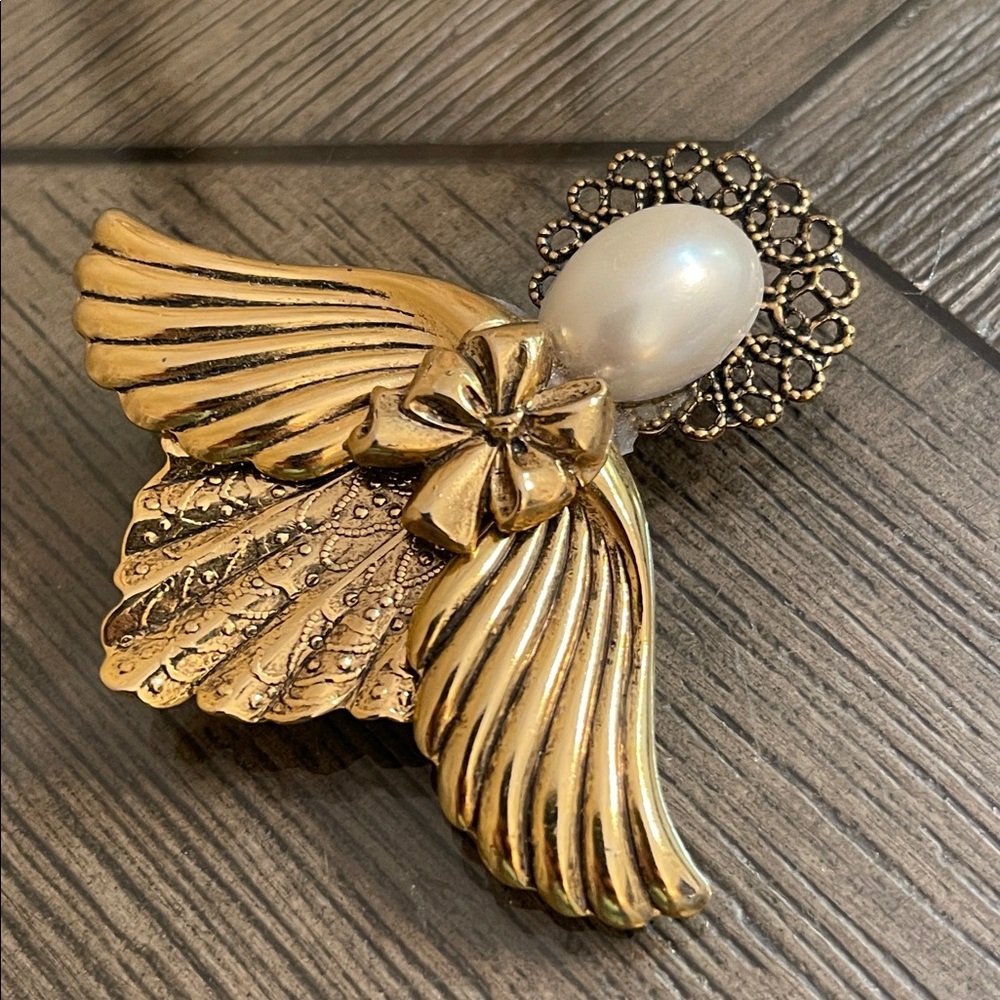 Vintage Gold-tone Angel Wing Brooch with Pearl Accent - Picture 2 of 16